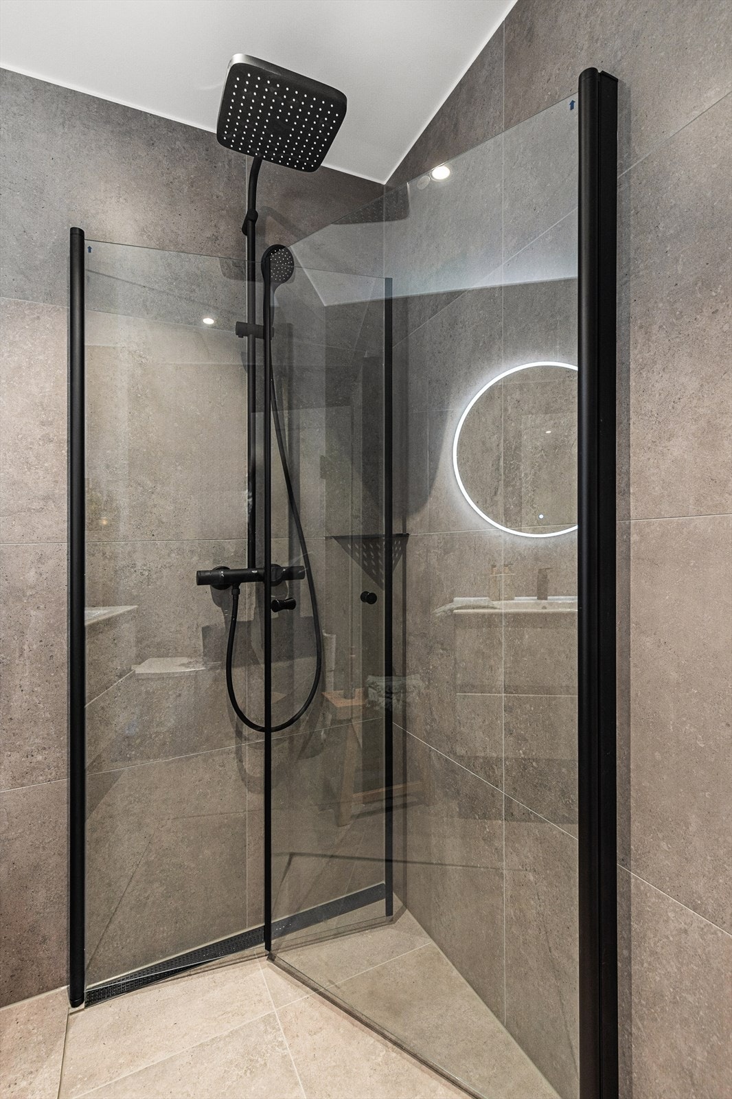 Delikate fargevalg på fliser, med sorte detaljer Galleribilde