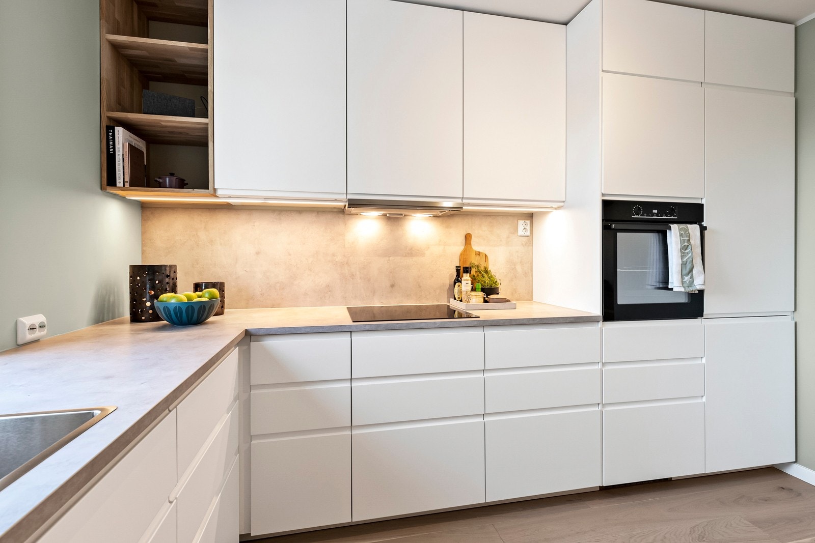 Kjøkkenet er splitter nytt og ubrukt med integrerte hvitevarer og god lagringsplass Galleribilde