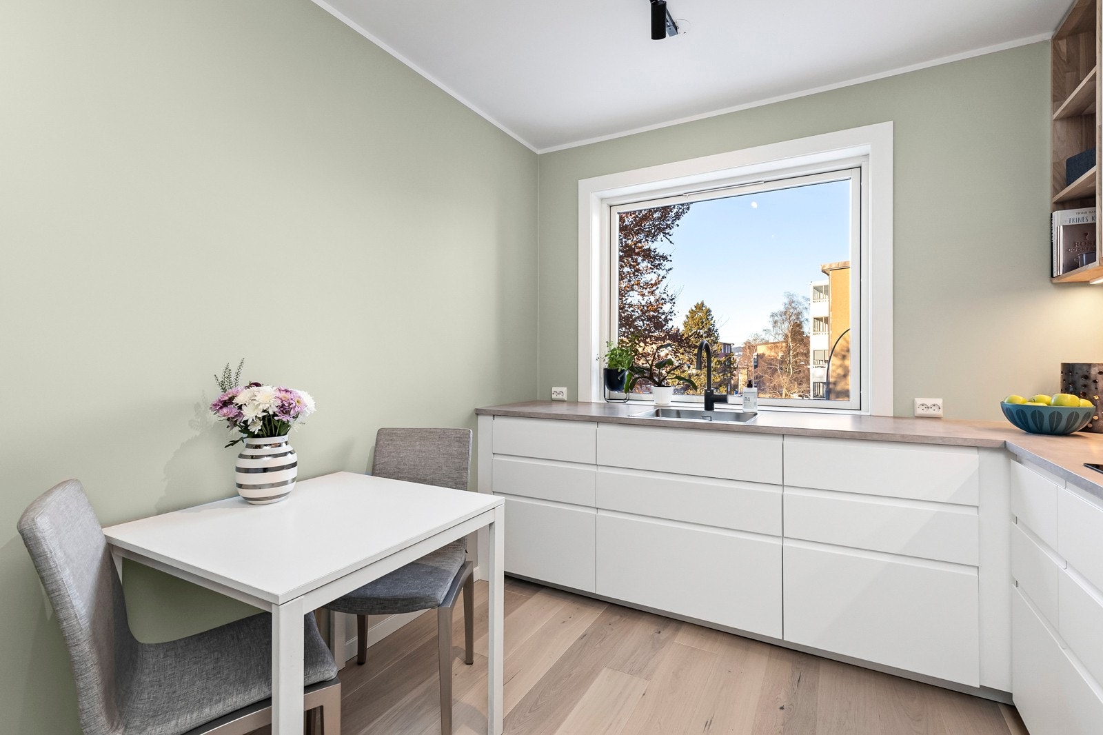 Kjøkkenet har også plass til spisebord Galleribilde