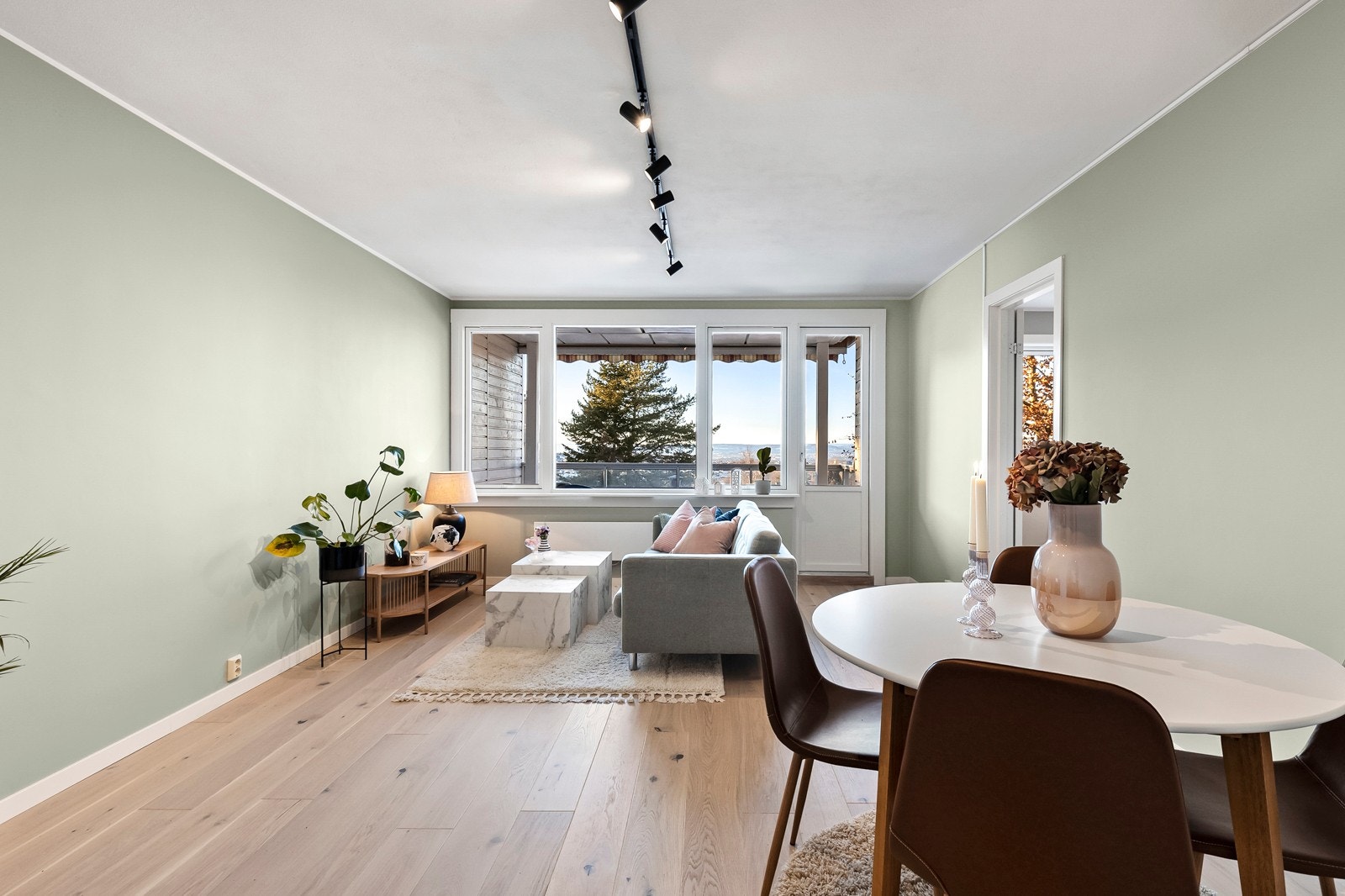 Stuen er lys og innbydende og pusset opp i delikate fargevalg med enstavs parkett, som går igjen i resterende oppholdsrom Galleribilde