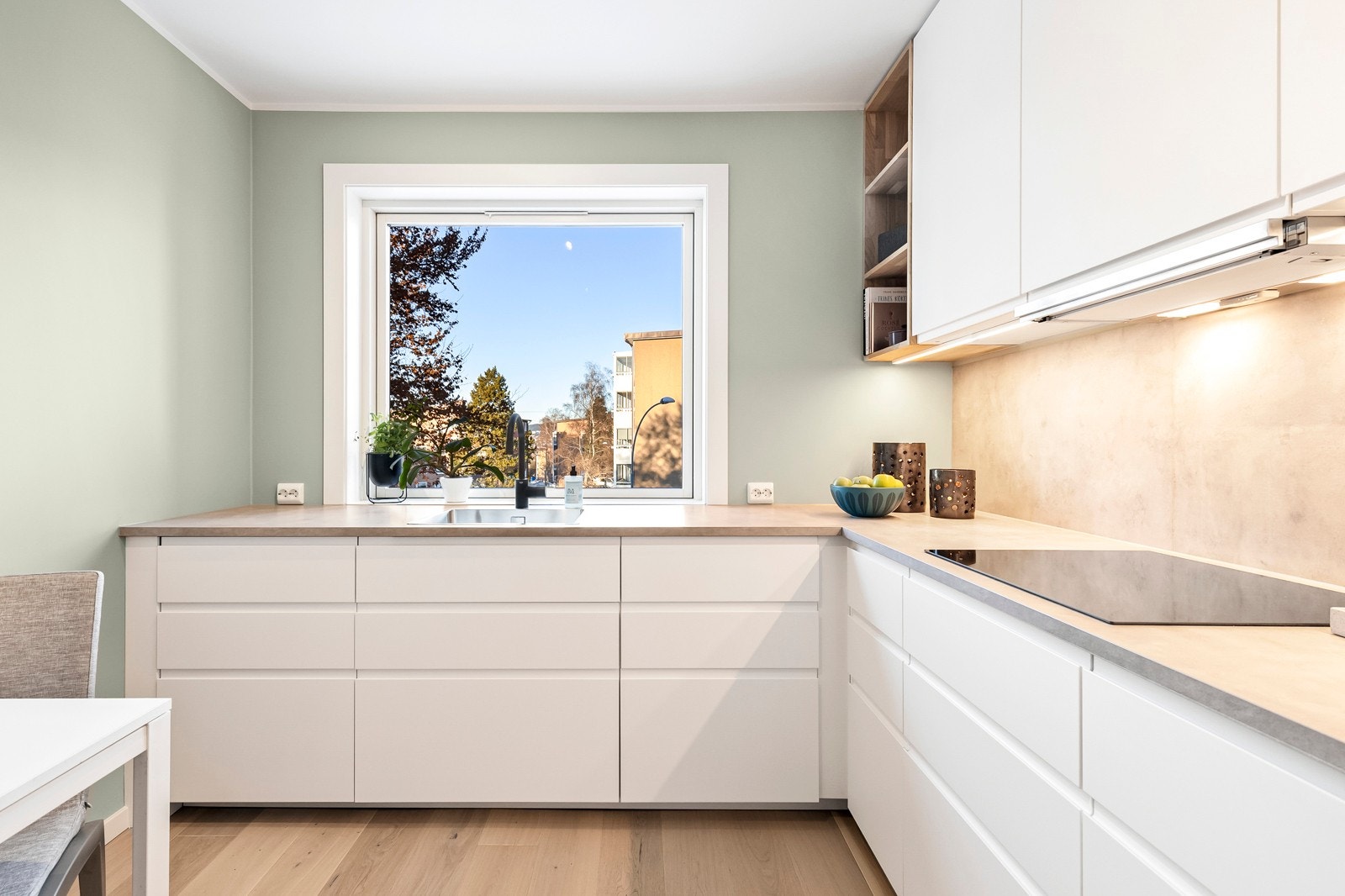 Vasken er strategisk plassert ved vinduet, for å by på mest mulig utsikt Galleribilde