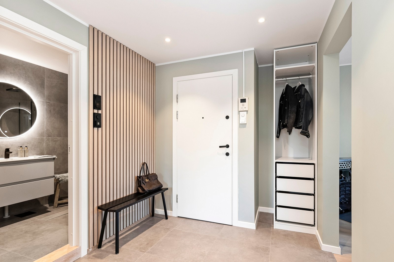 Svært innbydende entré med varmekabler i gulv Galleribilde