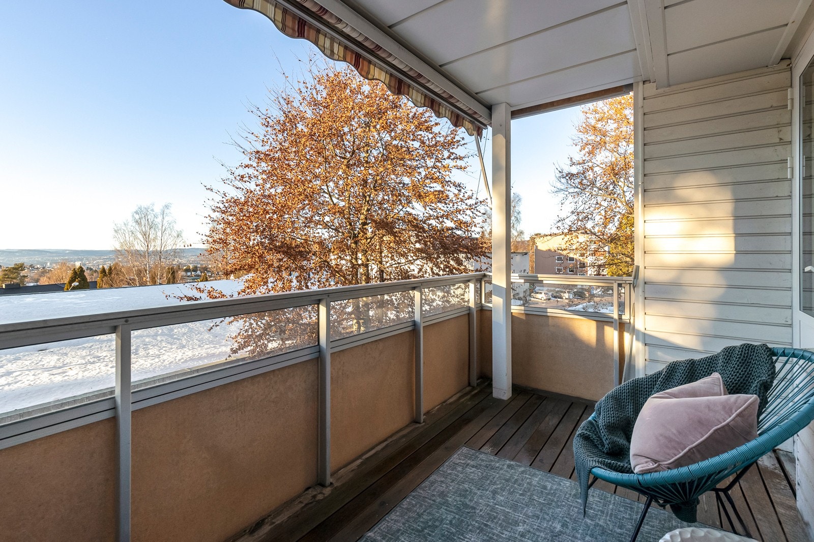 Vestvendt balkong med gode solforhold Galleribilde