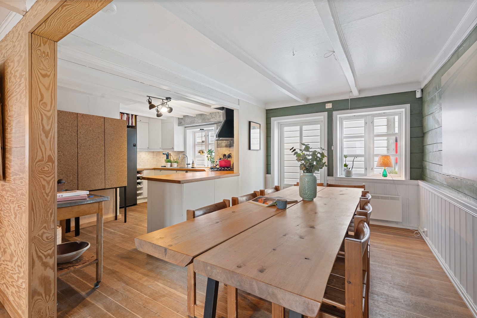 Kjøkken og spisestue i åpen løsning. Galleribilde