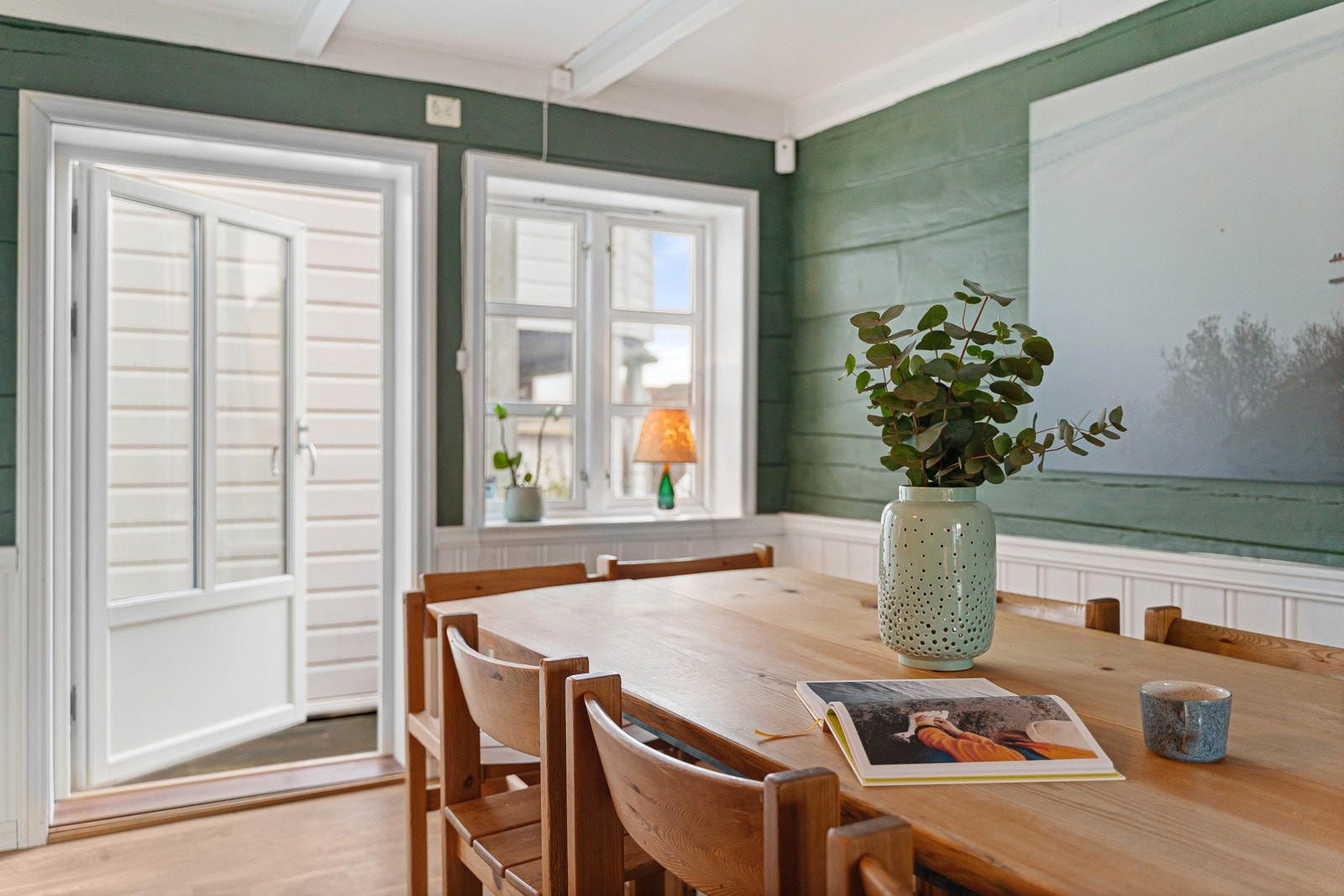 Velkommen til denne svært sjarmerende, sentrumsnære og moderniserte eneboligen fra 1850. Galleribilde