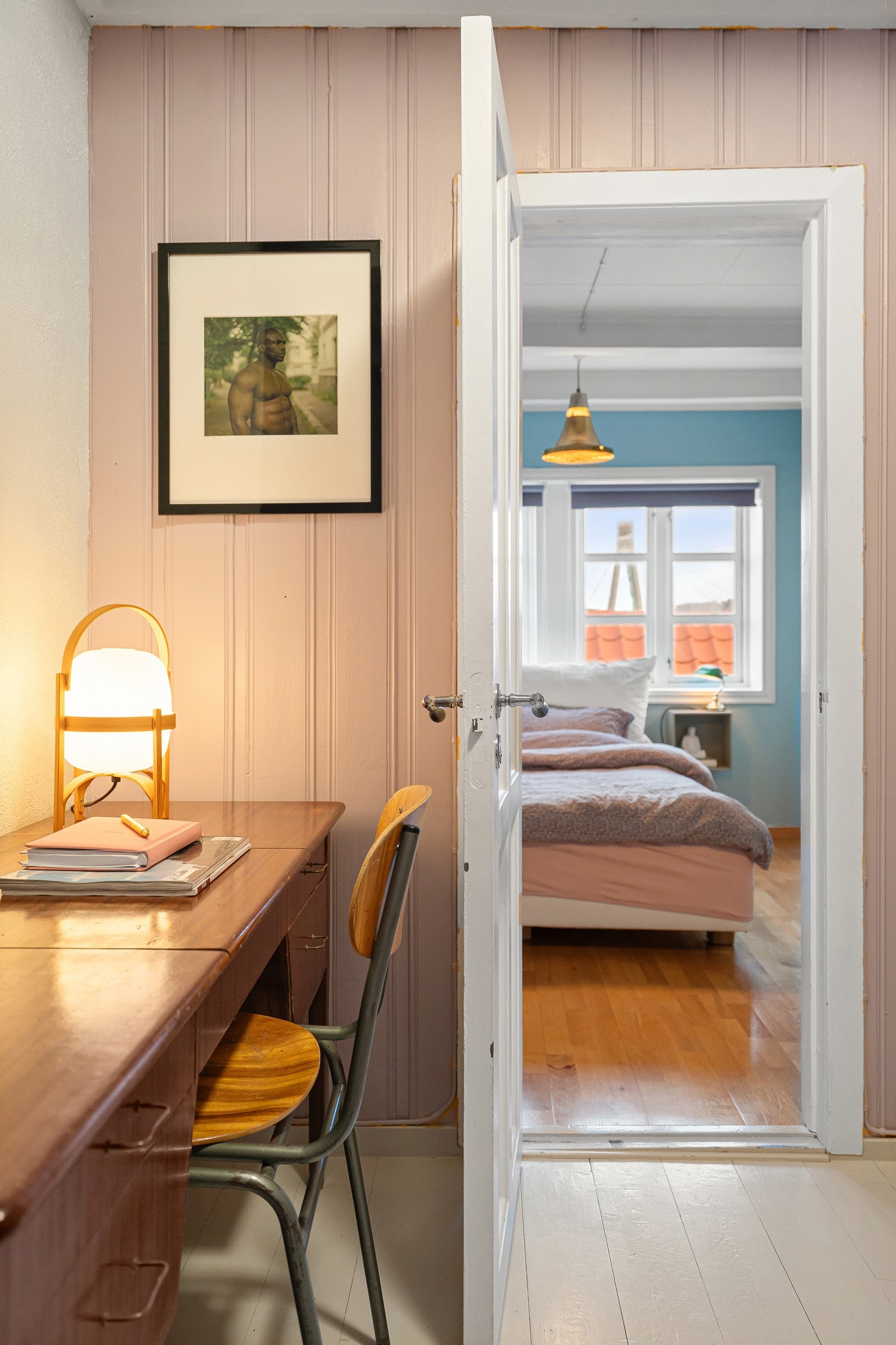 Gangen er i dag innredet med gjesteseng og kontorplass. Galleribilde