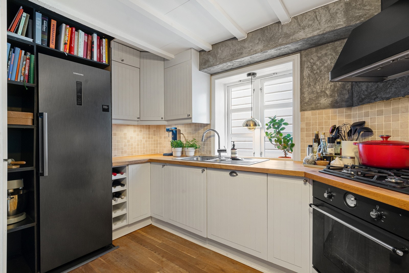 Legg merke til de stedbygde hyllene rundt kjøleskapet! Galleribilde