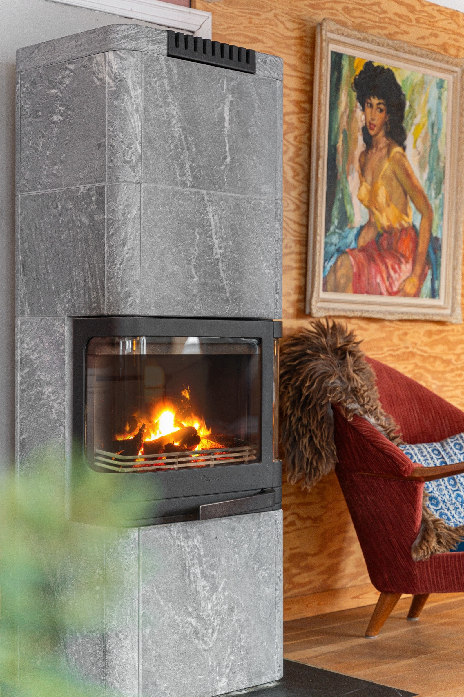 Vedovn i kleberstein fra 2016 sørger ikke bare for varme, men er også et vakkert blikkfang i stuen. Galleribilde