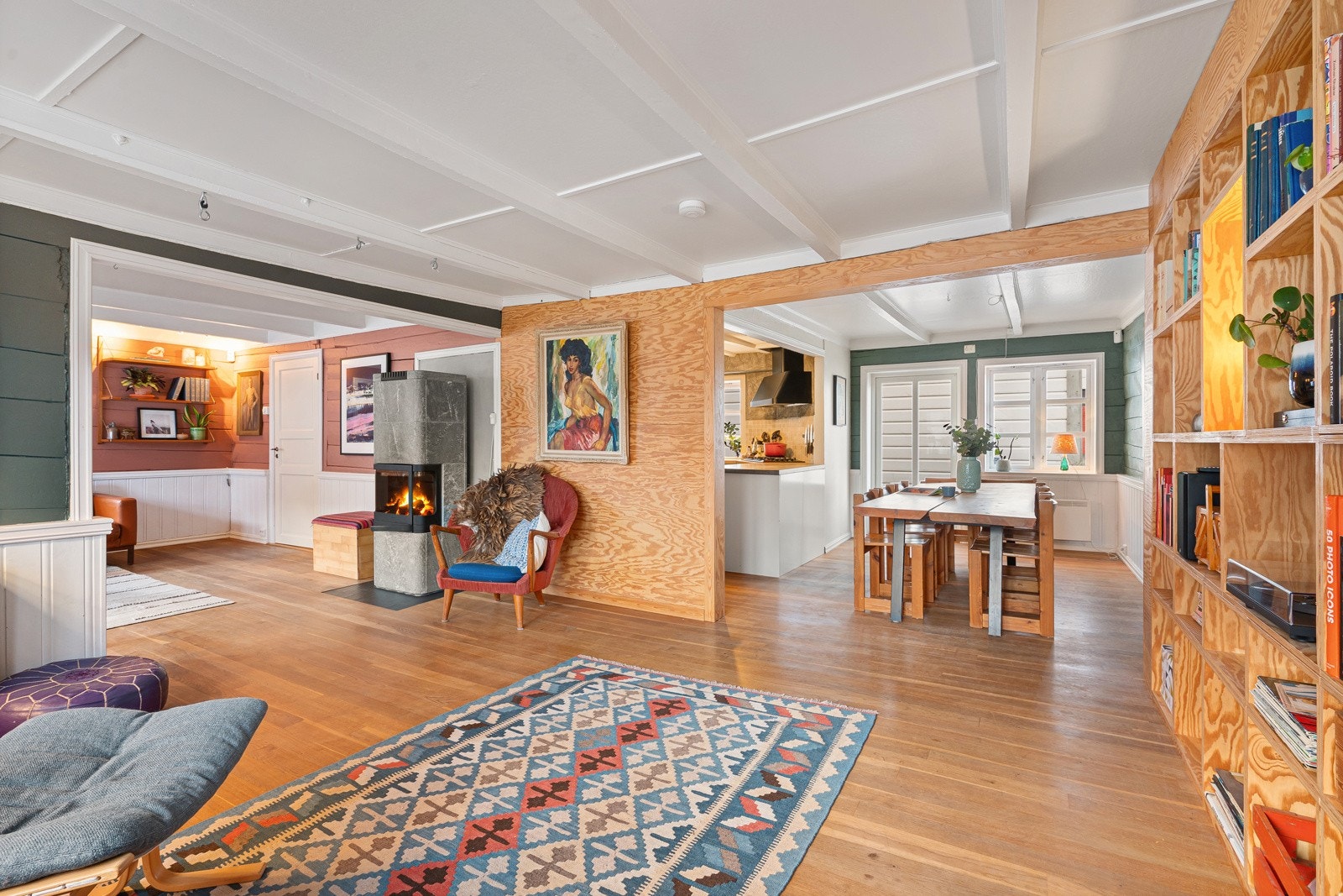 Planløsningen gjør det enkelt å være sammen som familie og samtidig drive med ulike aktiviteter. Galleribilde