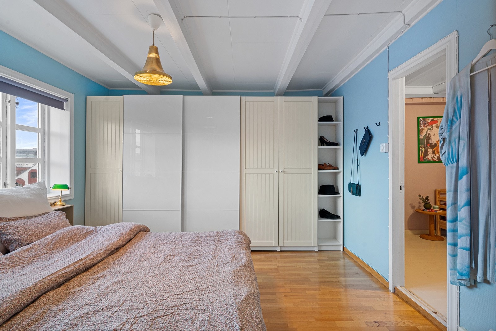 Hovedsoverom av god størrelse med skyvedørsgarderobe. Galleribilde