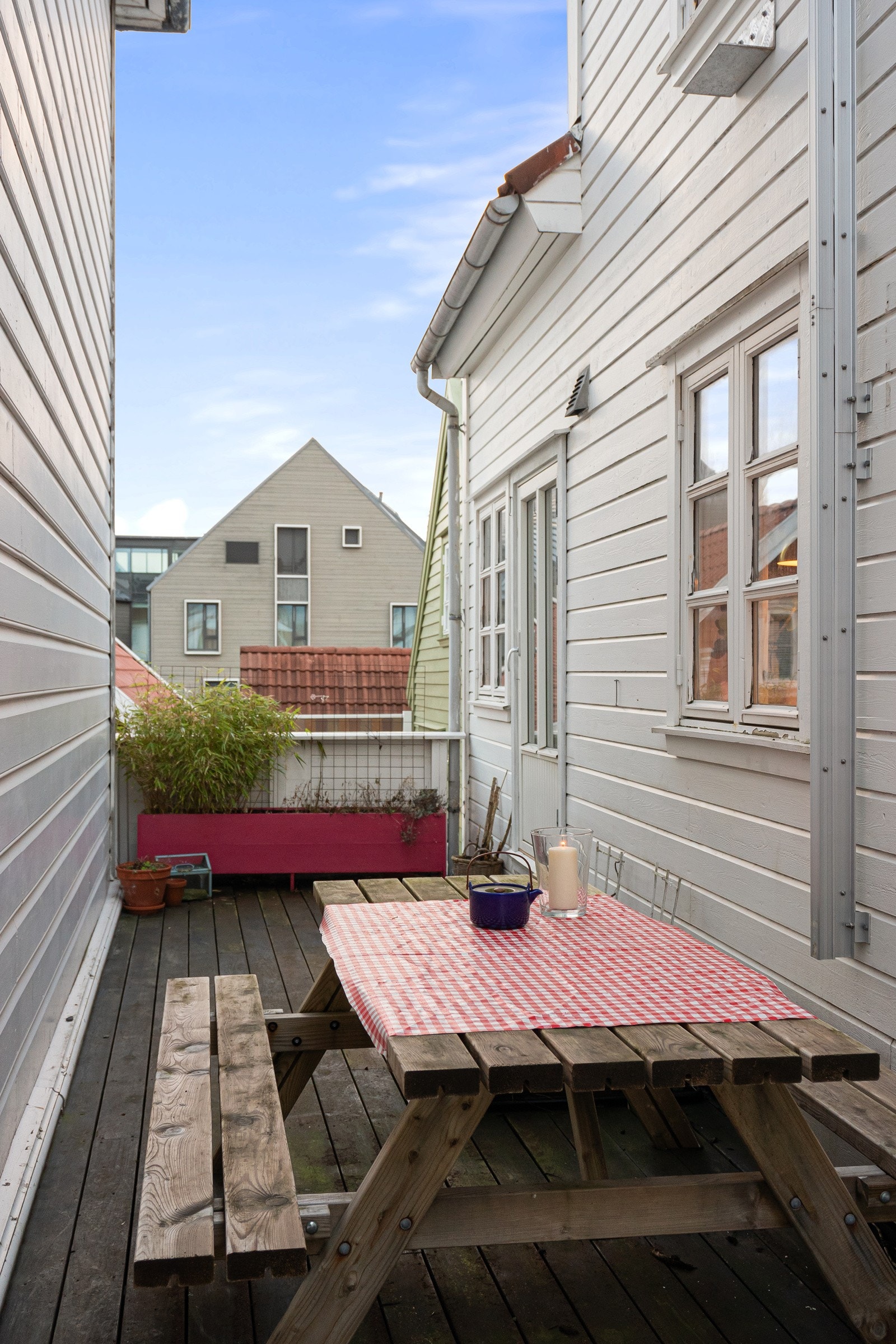 Selv om solforholdene kanskje ikke er optimale, er det likevel tilstrekkelig med lys for at blomster og grønnsaker kan trives på terrassen. Galleribilde