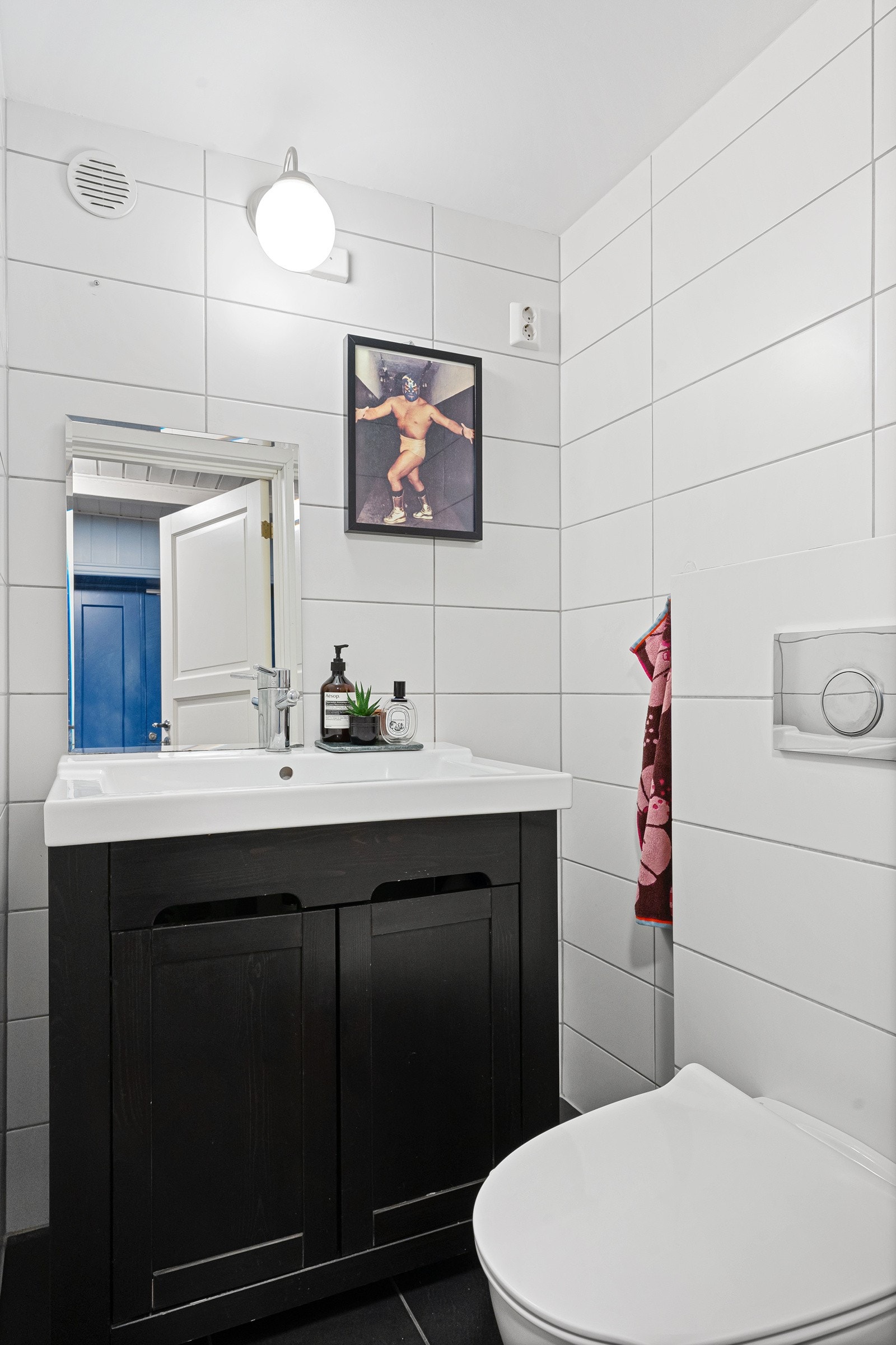 Gjestetoalett ved inngangsparti. Galleribilde