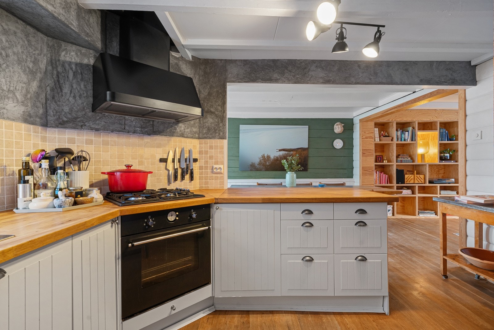 Kjøkkenet kan skilte med god skap- og benkeplass. Galleribilde