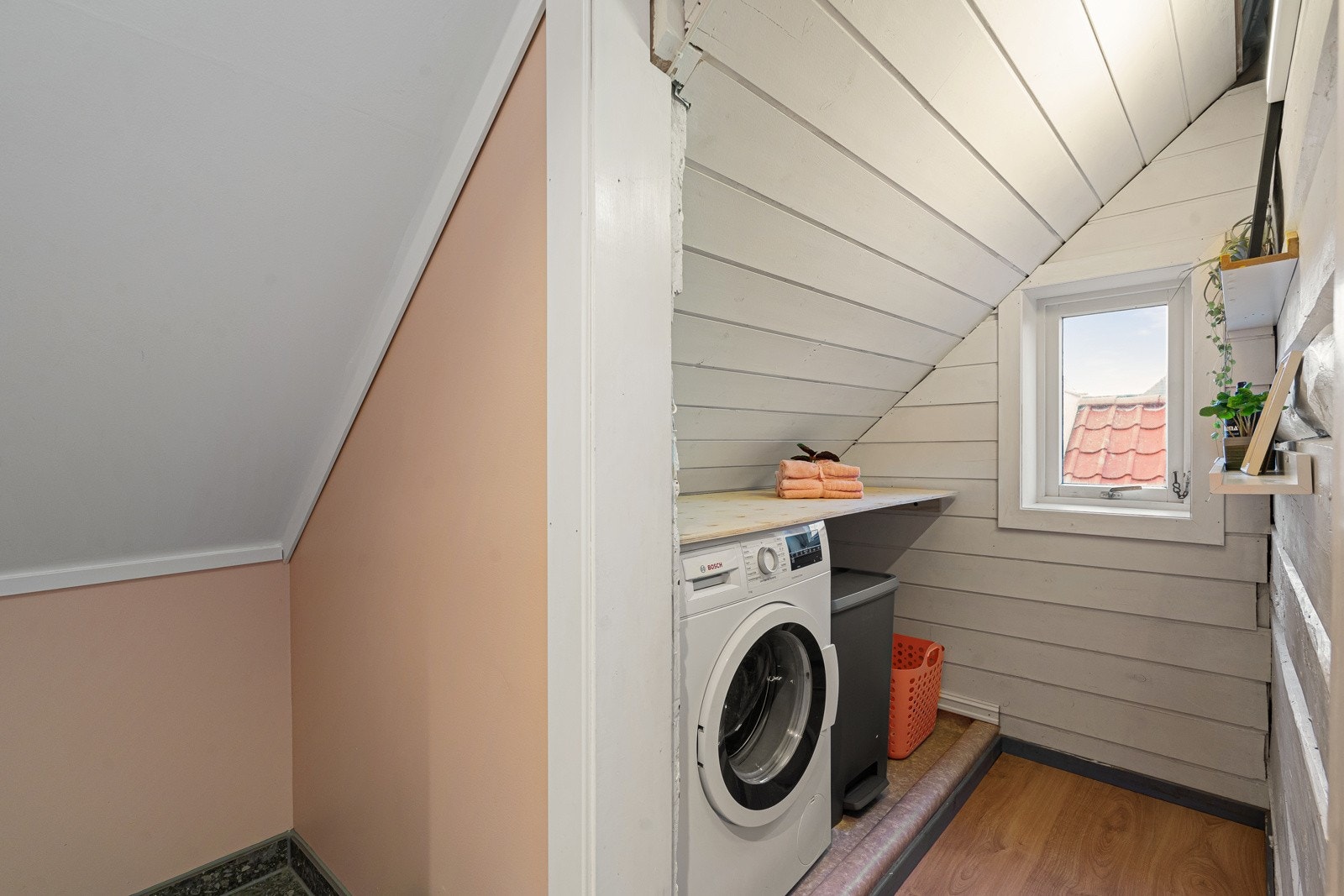 Videre tilkomst til rom innredet med vaskemaskin. Galleribilde