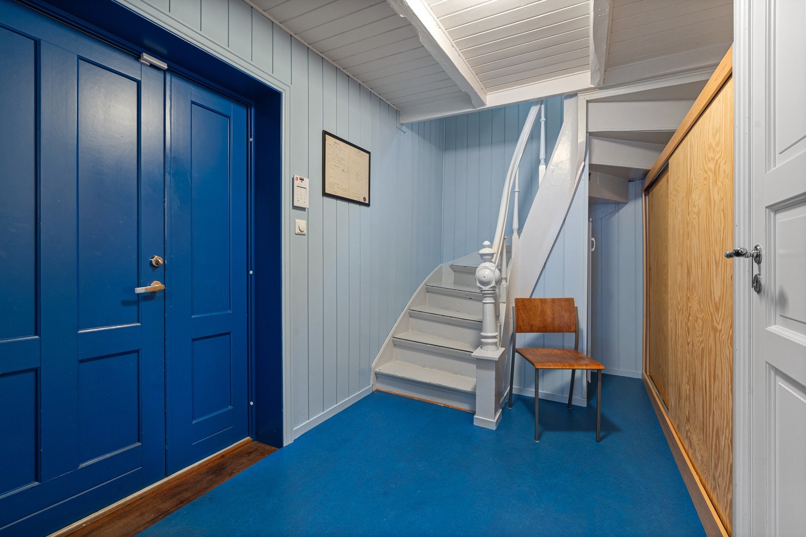 Romslig entré med garderobeskap. Galleribilde