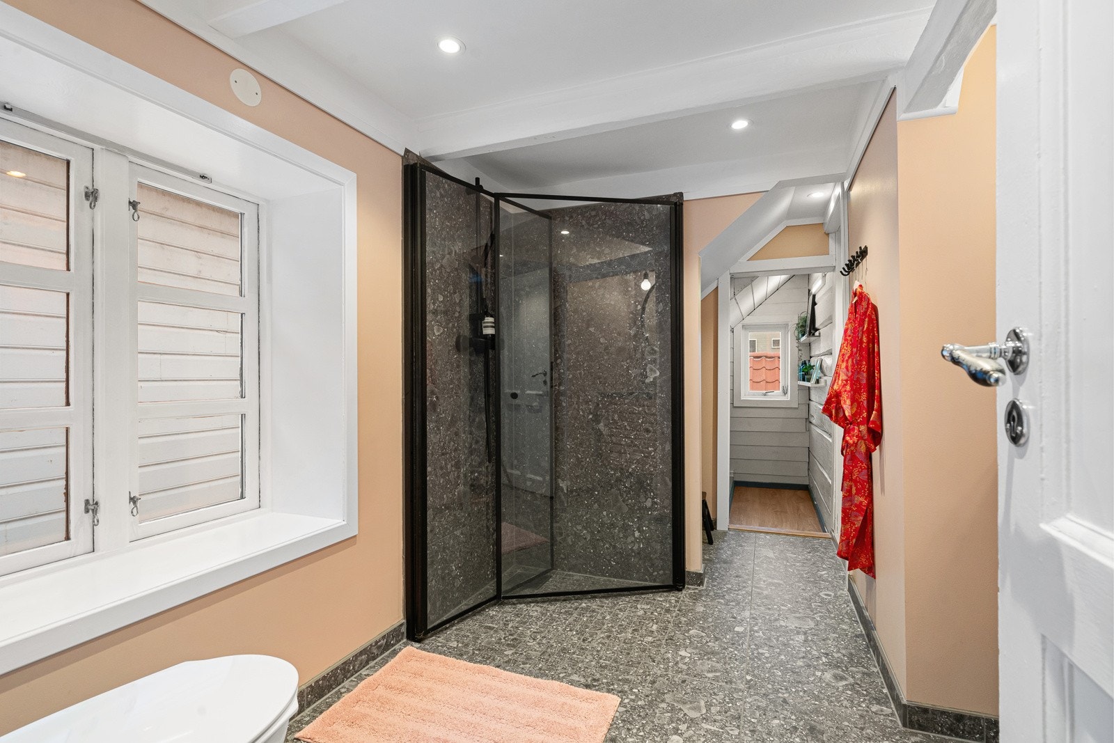 Badet er flislagt på gulv og vegger i dusjsonen. Galleribilde