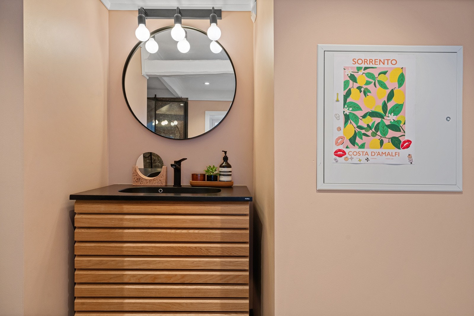 Badet inneholder vegghengt toalett, dusjnisje og servant med underskap. Galleribilde