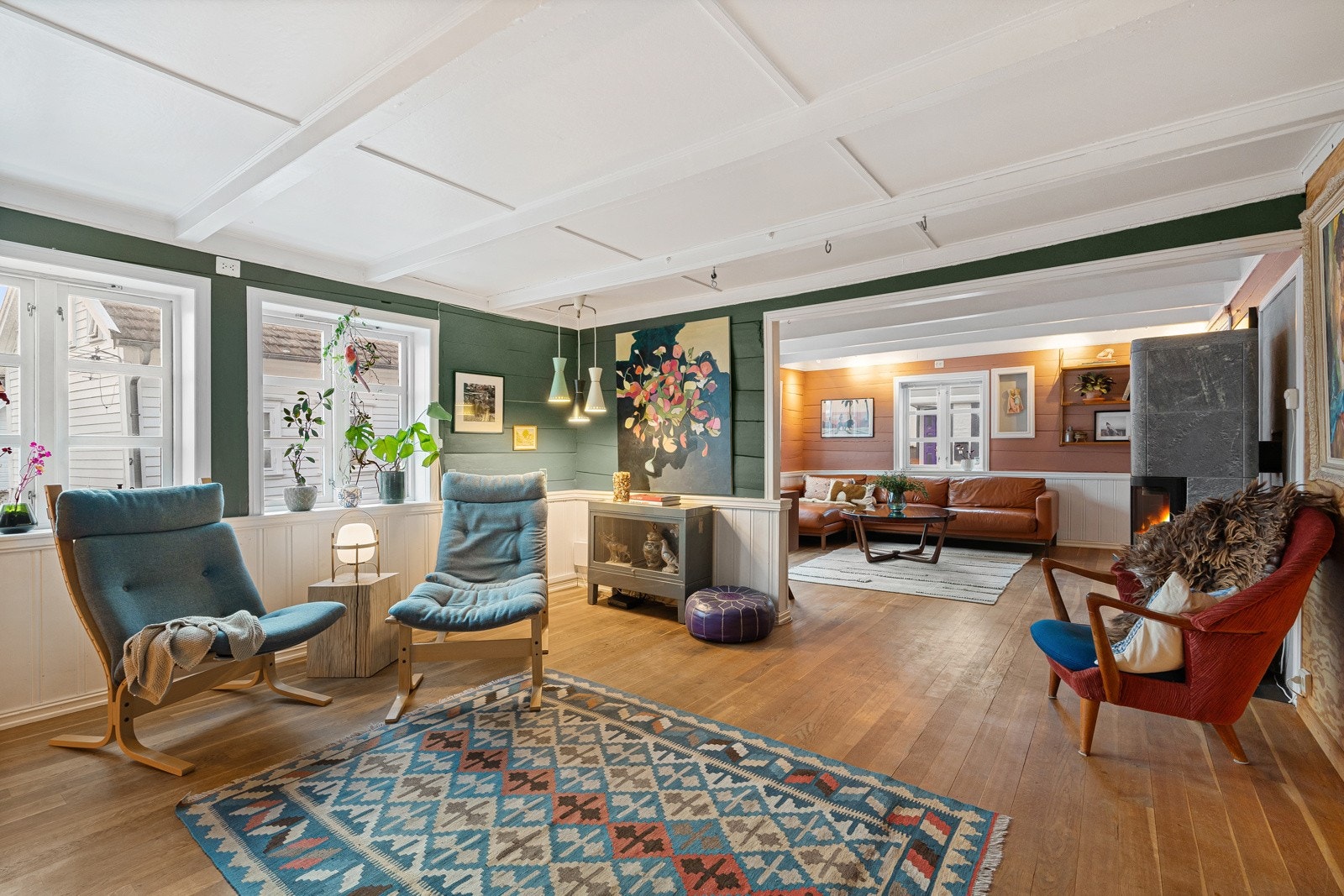 Stuen er smart inndelt i ulike soner, inkludert en TV-stue, "kulturstue" med bøker og platespiller, samt en spisestue. Galleribilde