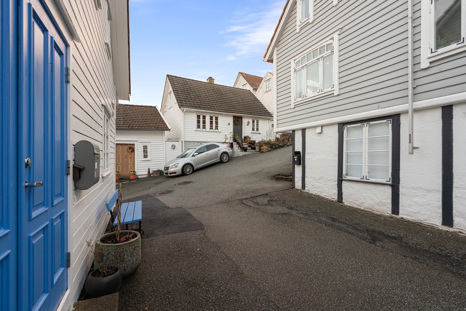Denne boligen representerer en sjelden mulighet til å bo i et sjarmerende nabolag nær Stavangers pulserende sentrum, samtidig som du kan nyte roen og fellesskapet i et vennlig nabolag! Galleribilde