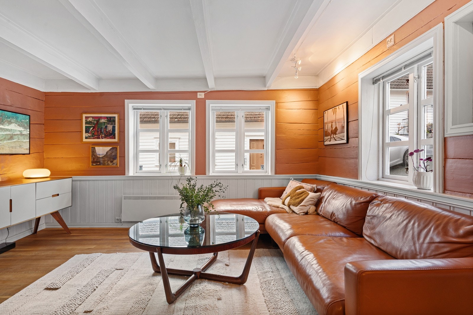 Hovedfokuset i huset er stuen, som tilbyr en romslig følelse til tross for husets relativt beskjedne størrelse. Galleribilde