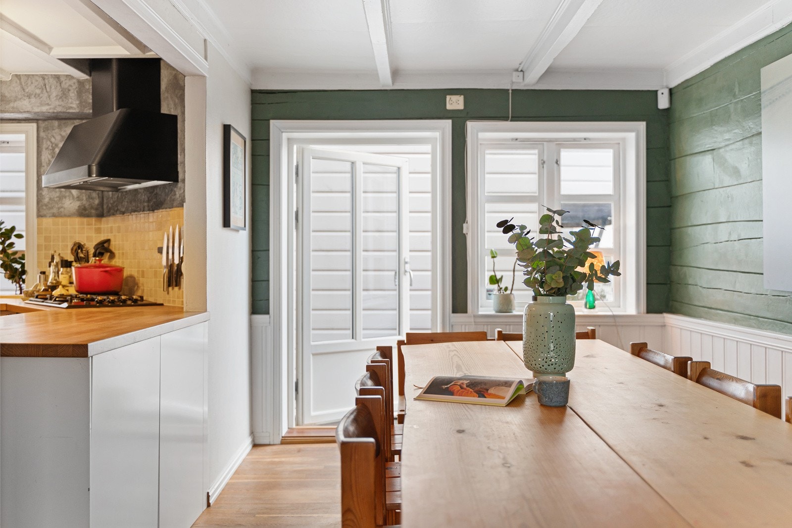 Utenfor finner du en koselig terrasse hvor du kan nyte sommerkvelder med grilling og hyggelige måltider. Galleribilde