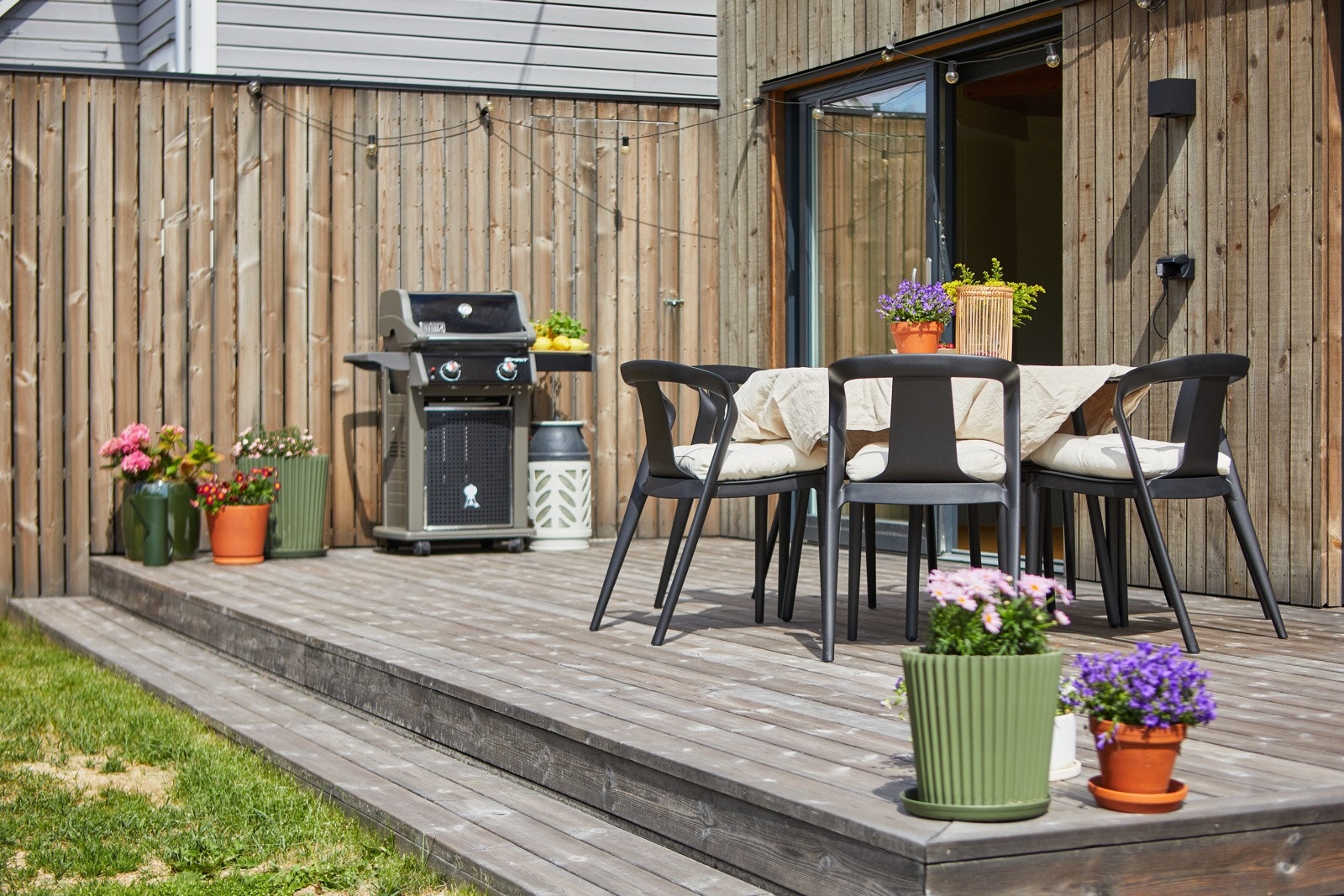 Fra stuen har du to store skyvedører ut til terrassen og hagen som blir en naturlig forlengelse av stuen på sommerstid. Galleribilde