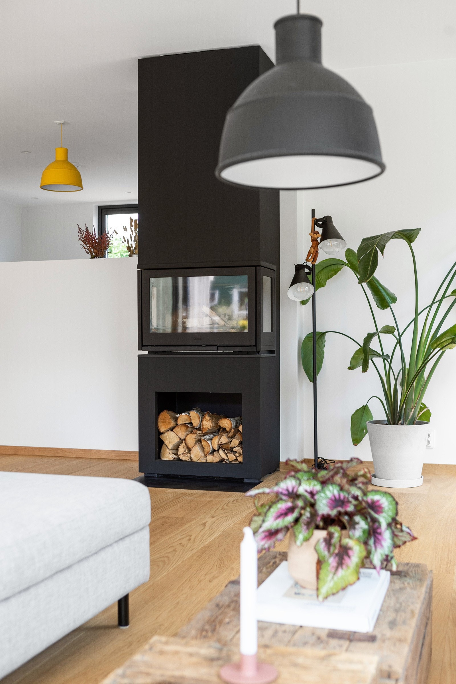 Energieffektiv bolig med vedovn i stue fra Contura i8- Ellers smartstyring av alle varmekilder i huset levert fra markedslederen Nobø. Behagelig gulvvarme i alle rom, med unntak av de tre soverommene hvor panelovner følger bolig. Galleribilde