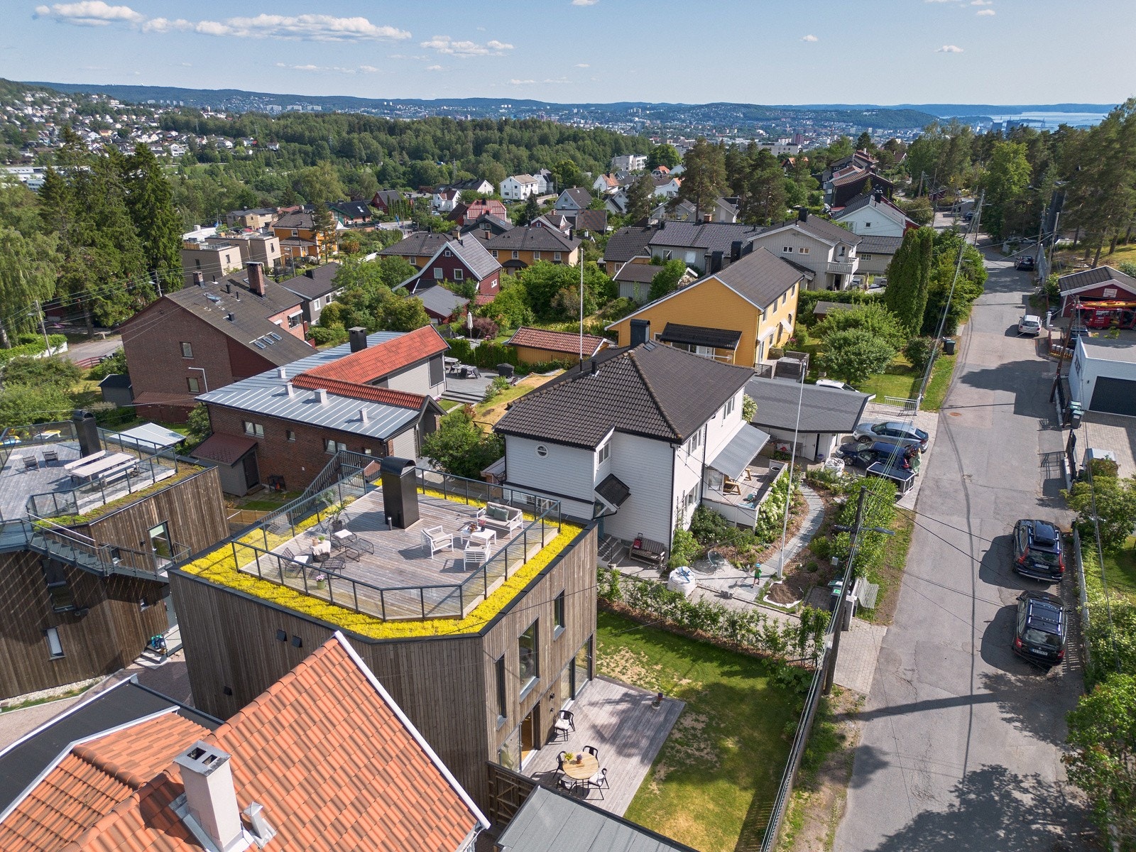 Svært attraktiv og barnevennlig beliggenhet i et rolig og hyggelig område på Korsvoll med kort avstand til barnehager, skole, dagligvare og bussholdeplass. Beliggende kun ca. 500 meter fra skogen og på vinteren går det skispor inn til lysløyper. Galleribilde