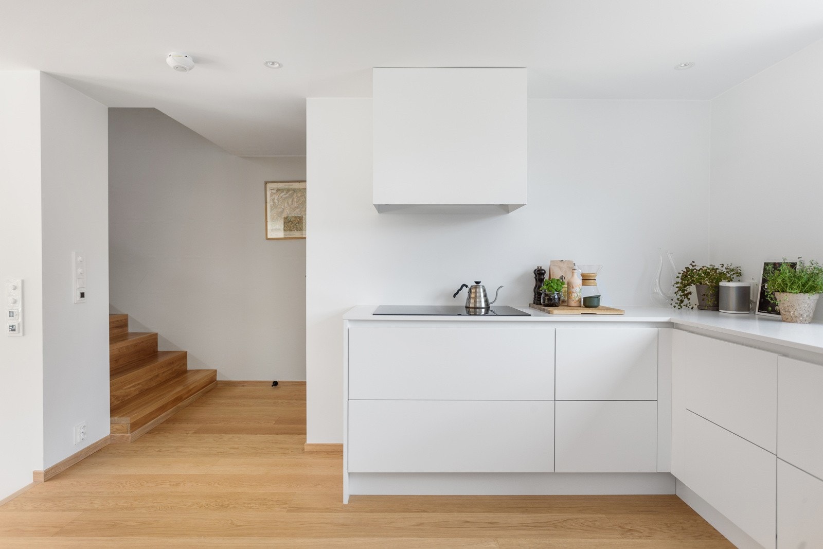 God standard med pen enstavs parkett på gulv, glatte lysmalte overflater, skjult elektrisk anlegg og downlights i himlingen. Galleribilde