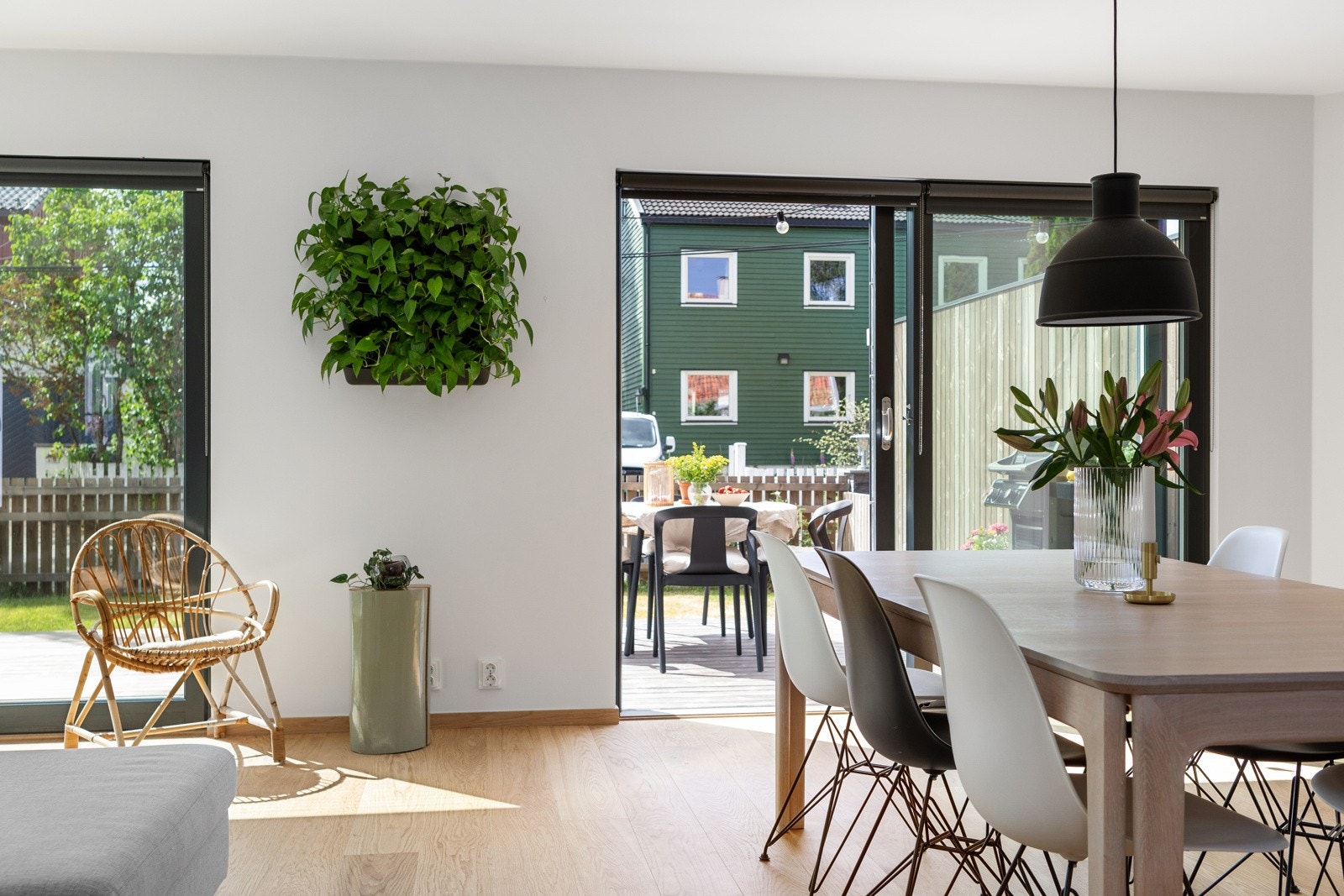 Stuen har flere store vindusflater mot både syd og vest som sørger for rikelig med naturlig lys. Måltilpasset solskjerming er montert på de fleste vinduene og medfølger boligen Galleribilde