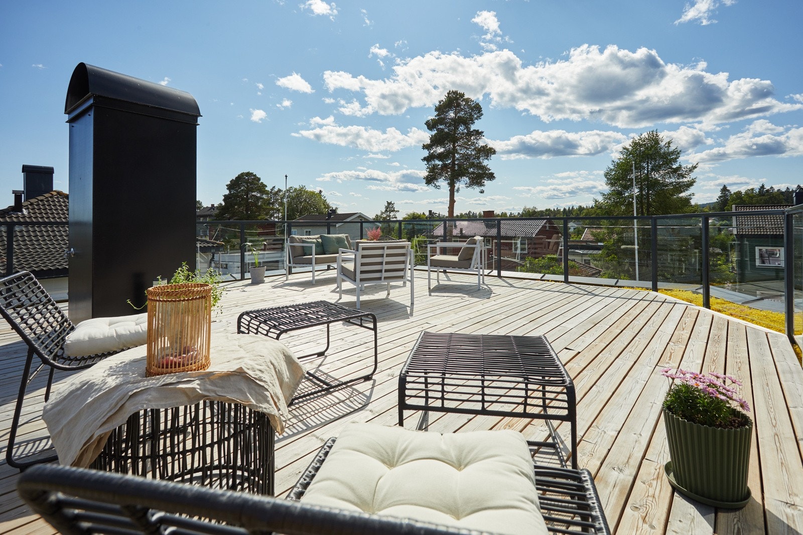 Takterrassen er på ca. 50m², har impregnerte terrassebord på gulv og rekkverk av metall og glass. Den gode størrelsen gir plass til flere ulike sittegrupper etter eget ønske og behov. Galleribilde