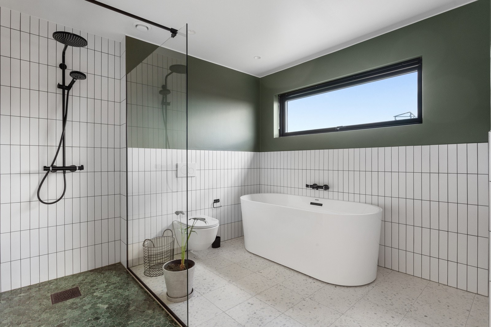 Badet er utstyrt med terrazzo-fliser i størrelsen 30 x 30 fra Ulfven, med marmorfliser fra samme leverandør i dusj. Det foreligger verdibevis på badet som innebærer dekket reparasjon av selve badet ved en plutselig skade som følge av utett våtrom. Galleribilde