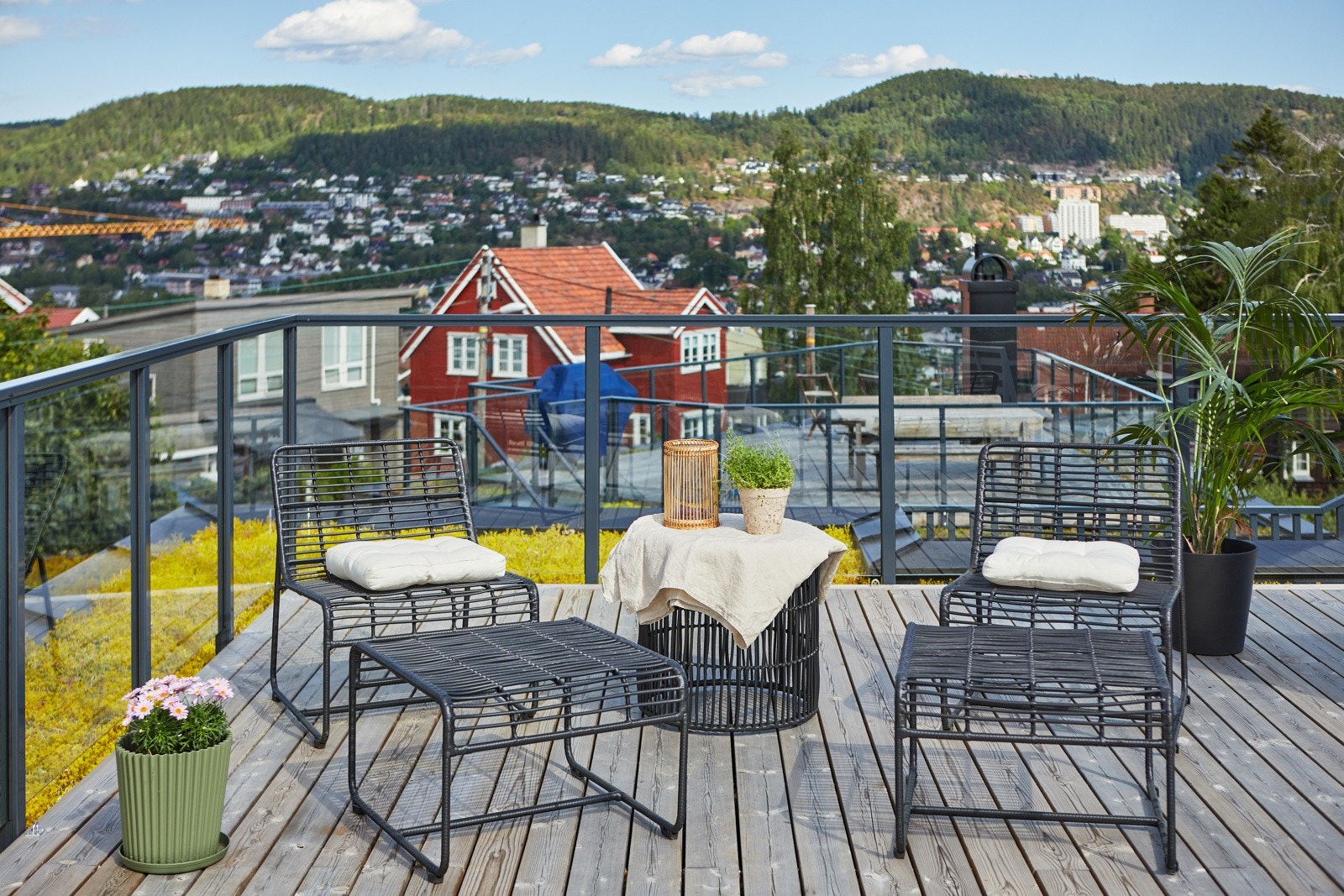 Sedummatter rundt hele takterrassen gir en god og grønn følelse, i tillegg til dreneringseffekt ved regnvær. Galleribilde