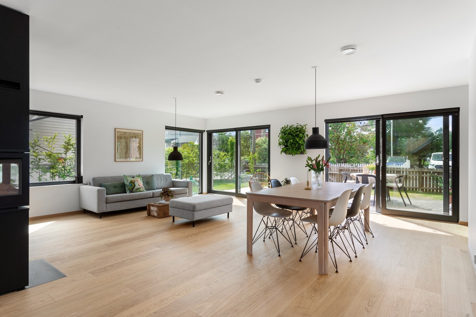 Fra entréen har du trapp opp til stuen som er det naturlige oppholdsrommet i boligen. Galleribilde