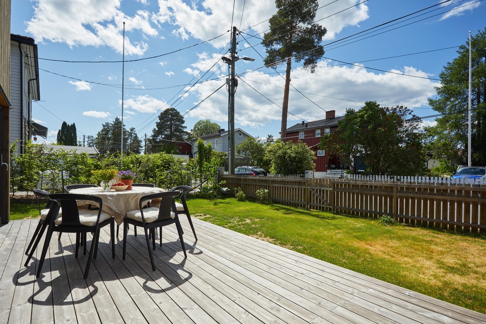 Her har du en stor og solrik vestvendt terrasse på ca. 21m². Beliggenheten mot vest sørger for flotte solforhold mellom kl. 13-20 på sommeren. Galleribilde