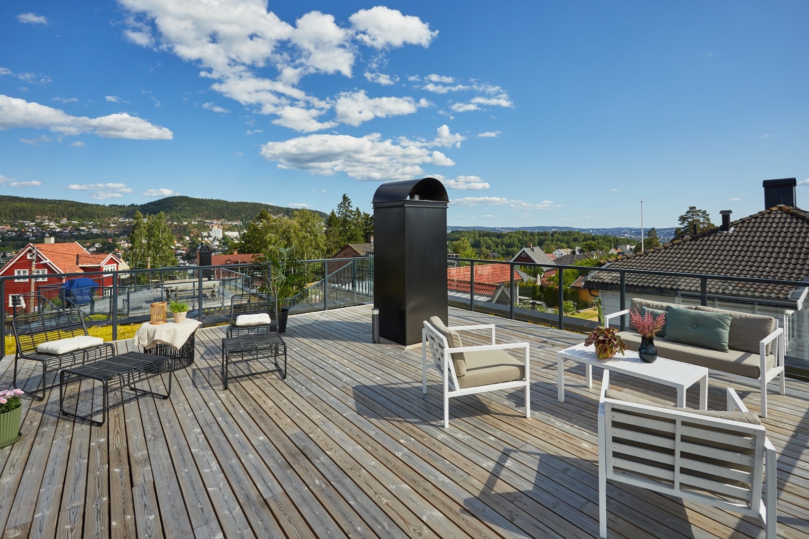 Impregnerte terrassebord med skjulte skruer og vannuttak (kaldt vann) integrert i pipens blikk-konstruksjon. Galleribilde