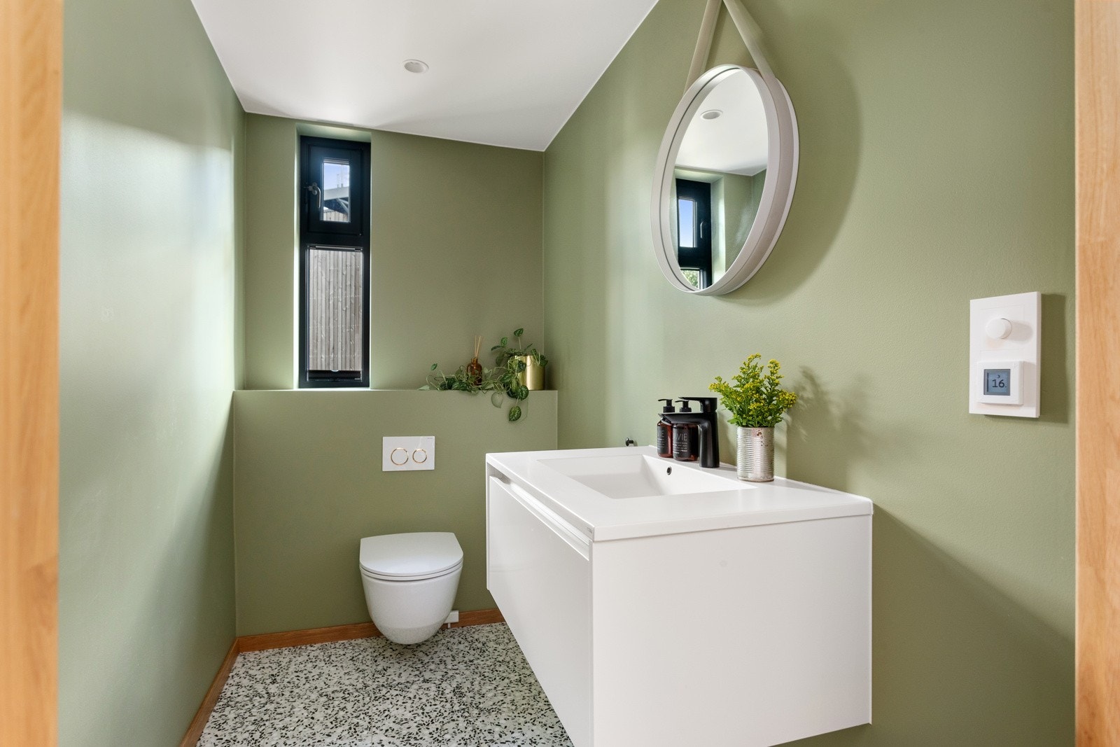 I tilknytning til oppholdsrommene i hovedetasjen har du et innbydende toalettrom med terrazzo-fliser av typen Indian Green 30 x 30 fra Ulfven i kombinasjon med lister i eik. Servantskap fra HTH og blandebatteri fra HansGrohe Galleribilde