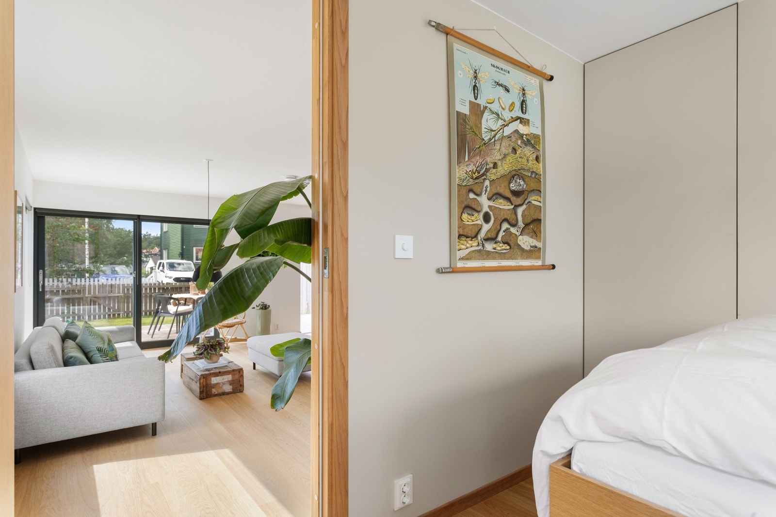 På soverommet har du plass til seng, kontorpult og oppbevaringsplass. Innebygget skap i nisje fra møbelsnekker. Galleribilde