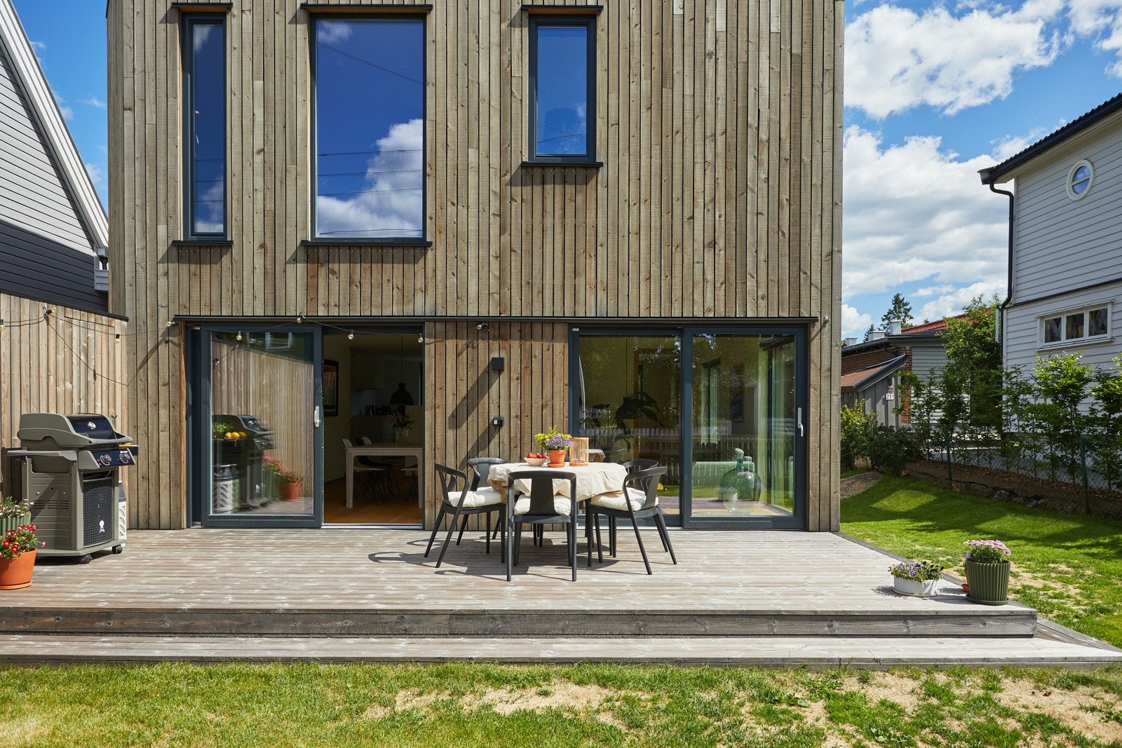 Terrassen har kebony terrassebord med skjulte skruver på gulv og god plass til sittegruppe etter eget ønske og behov. Det er også montert utebelysning og stikkontakt på vegg. Galleribilde
