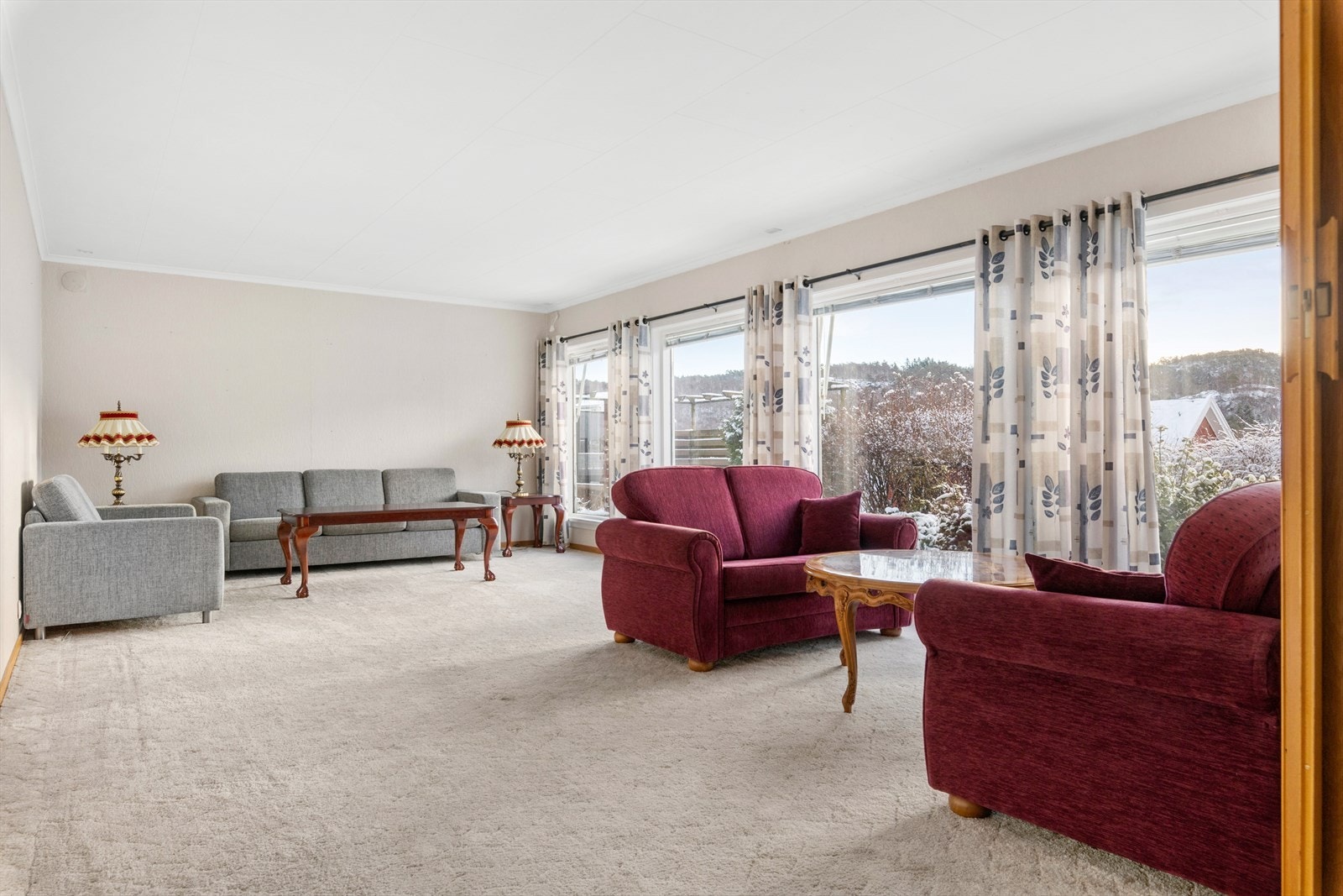 Stue med store vindusflater Galleribilde