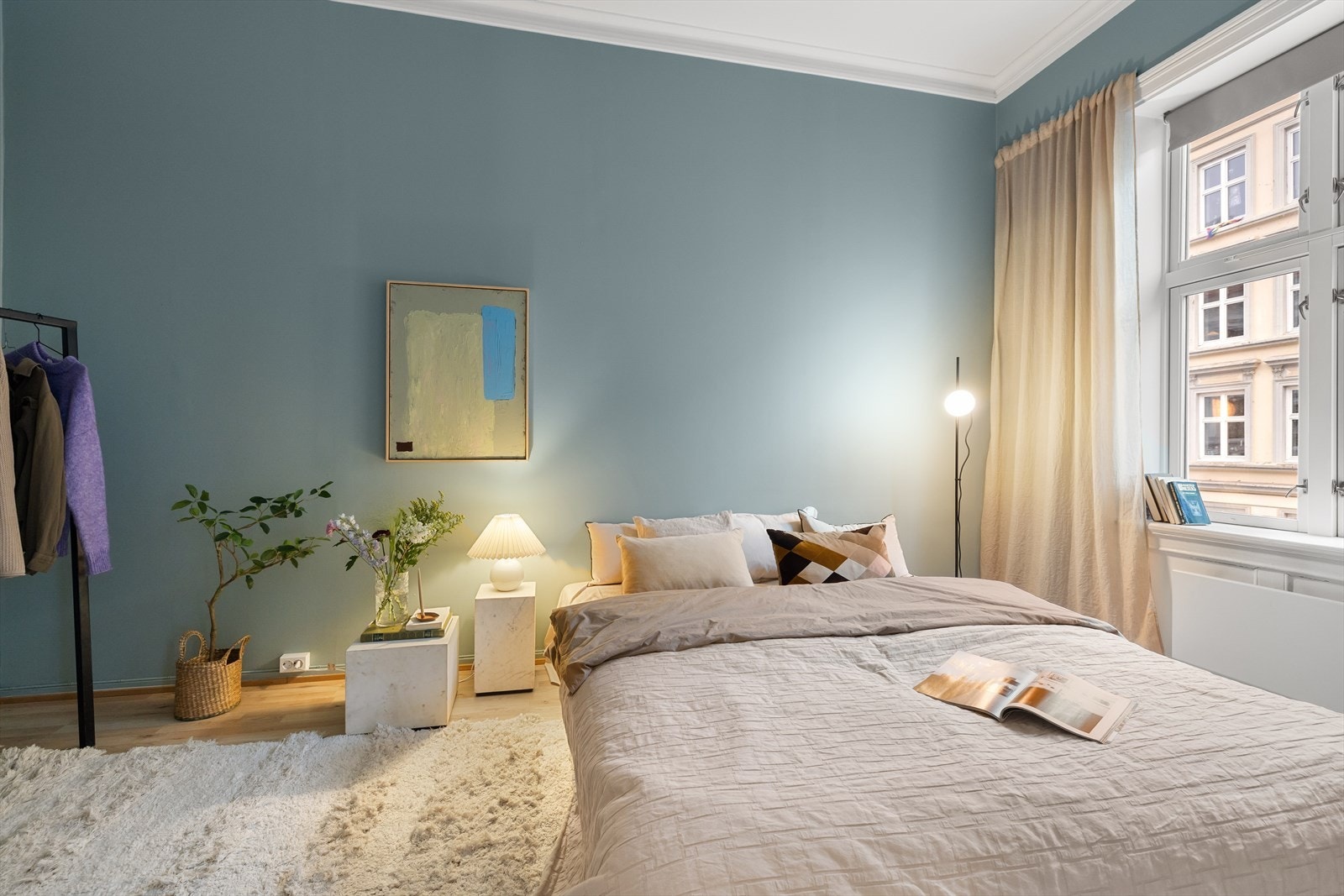 Soverommet er romslig med et lekkert fargevalg på veggene Galleribilde