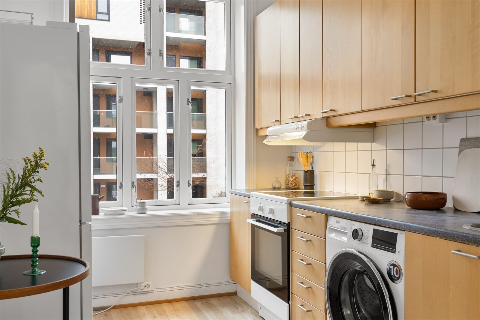 Her er det bra med benkeplass og gode oppbevaringsmuligheter i over- og underskap Galleribilde