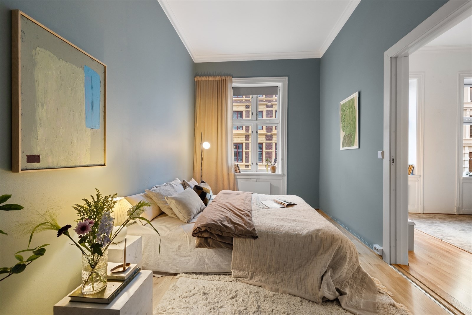 Soverommet har god plass til dobbeltseng og nattbord Galleribilde