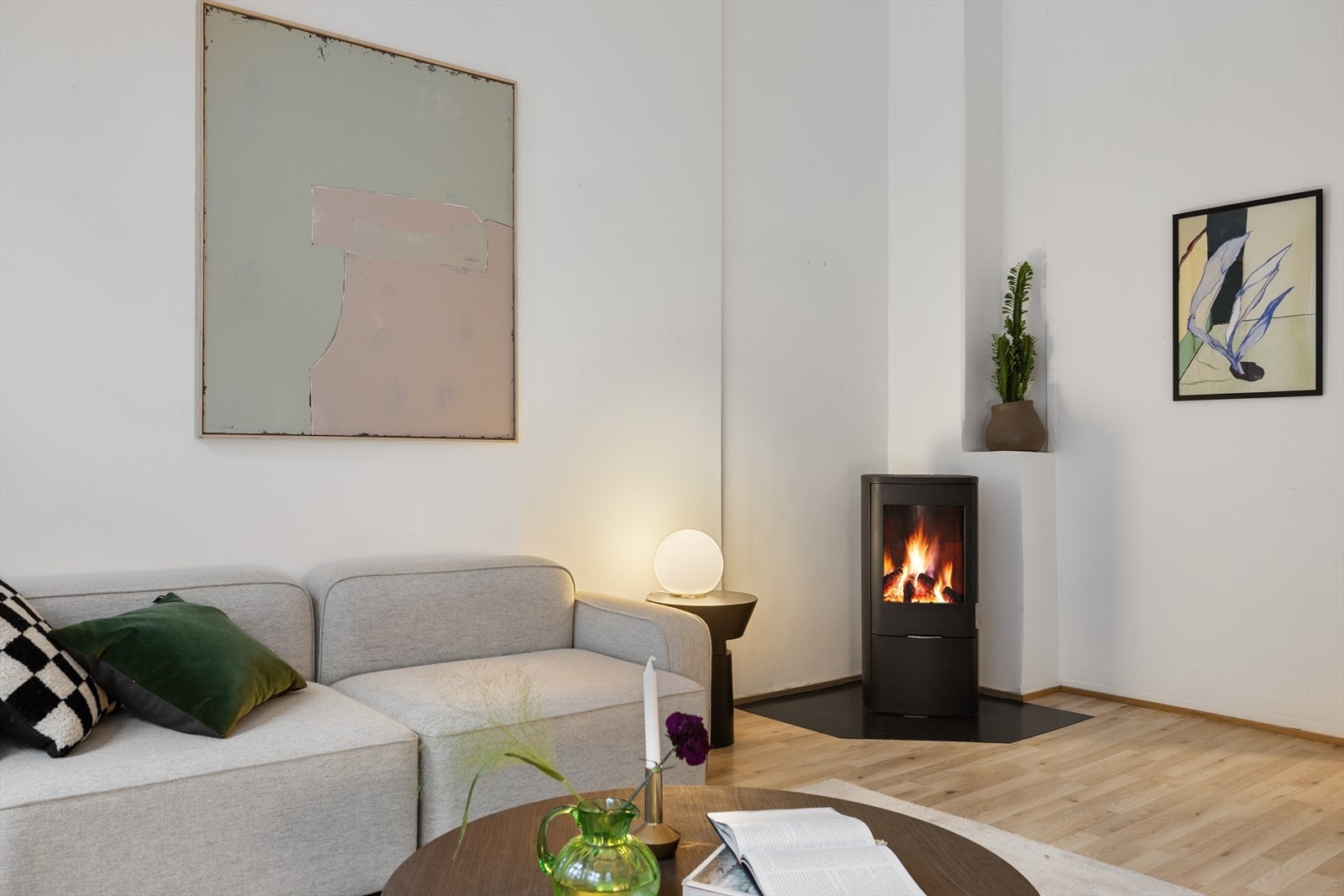 Sentralt i stuen er det plassert en hyggelig peisovn som gir godt med varme og hyggelige stunder på de kaldere dagene Galleribilde