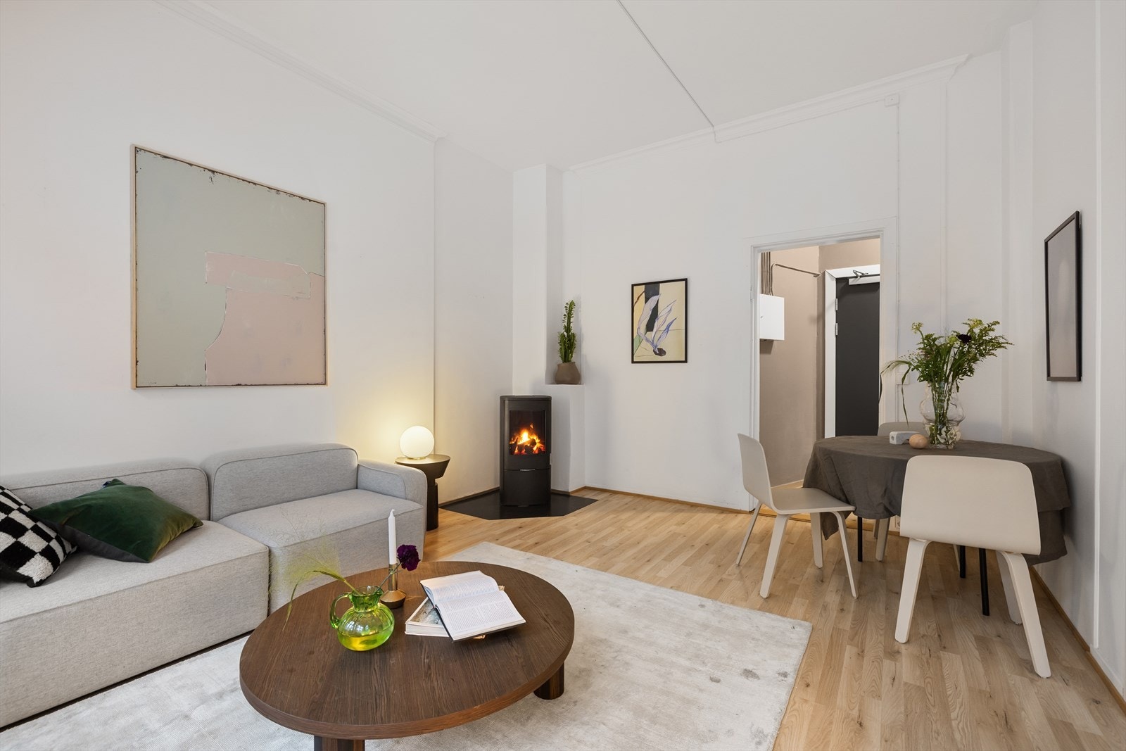 I stuen er det plass til sittegruppe Galleribilde