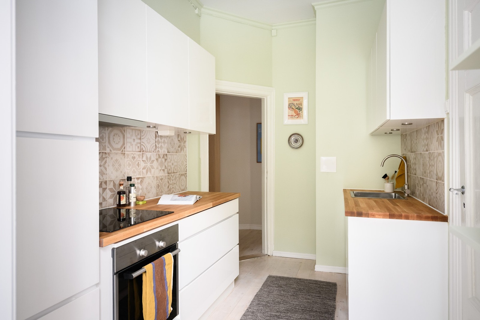 Separat kjøkken med integrerte hvitevarer. Galleribilde