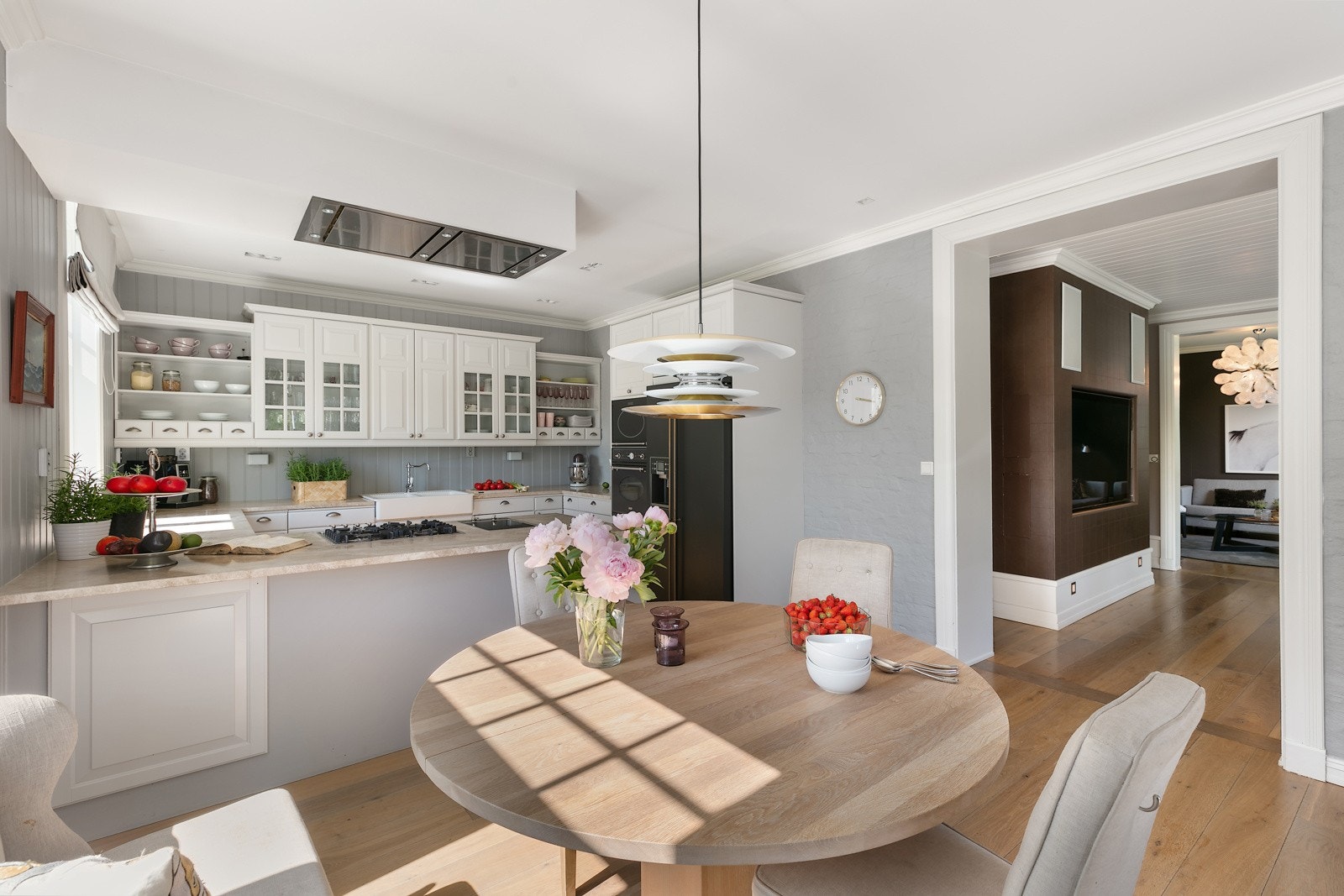 I taket over kokesonen er det plassert en diskré, men meget effektiv vifte fra Røroshetta med avtrekk ut Galleribilde