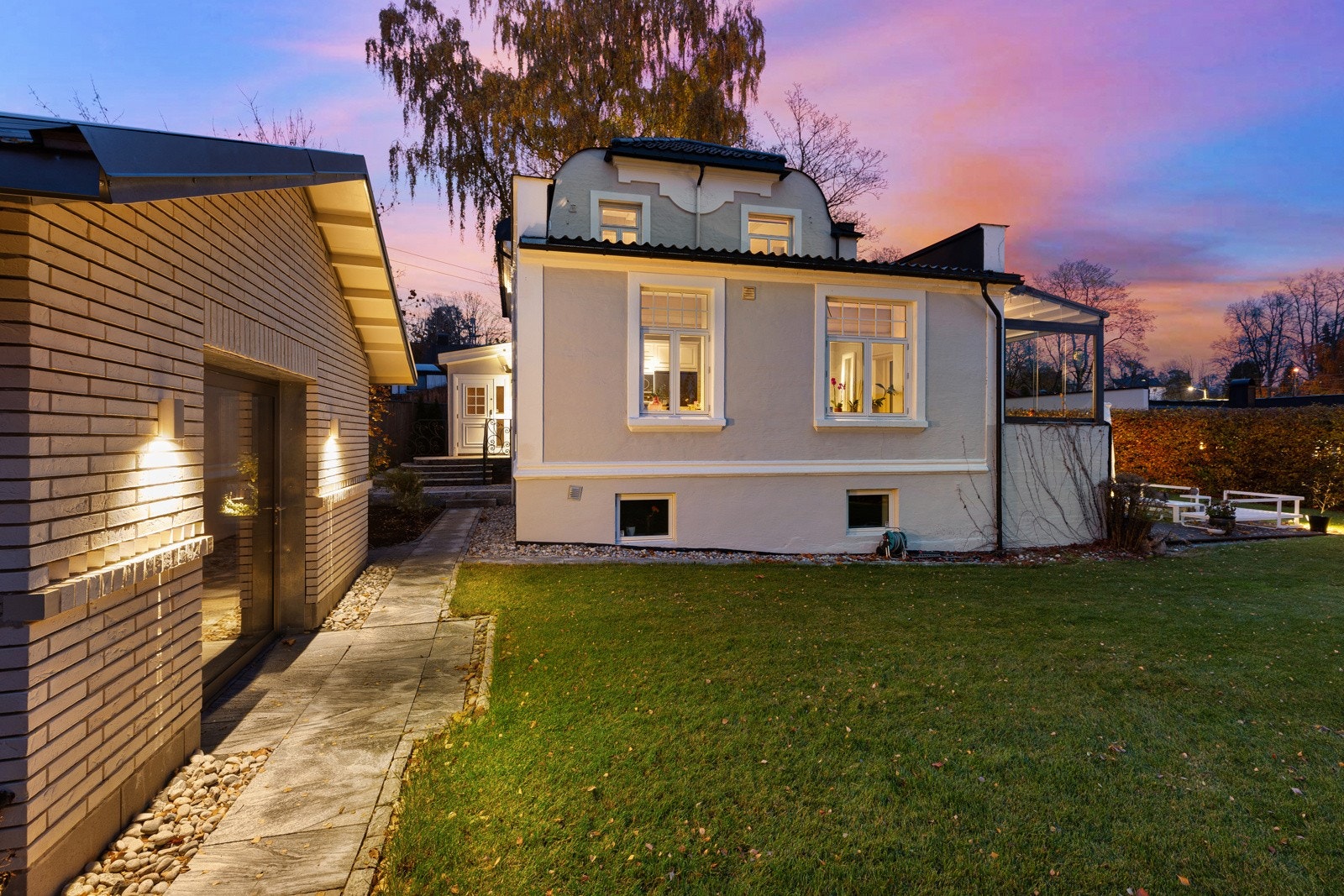 Hellebelagt sti fra skrivestuen til hovedhuset Galleribilde