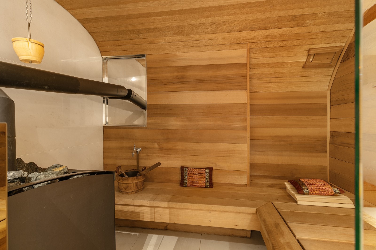 Spa-avdelingen har flere soner - vedfyrt badstue Galleribilde