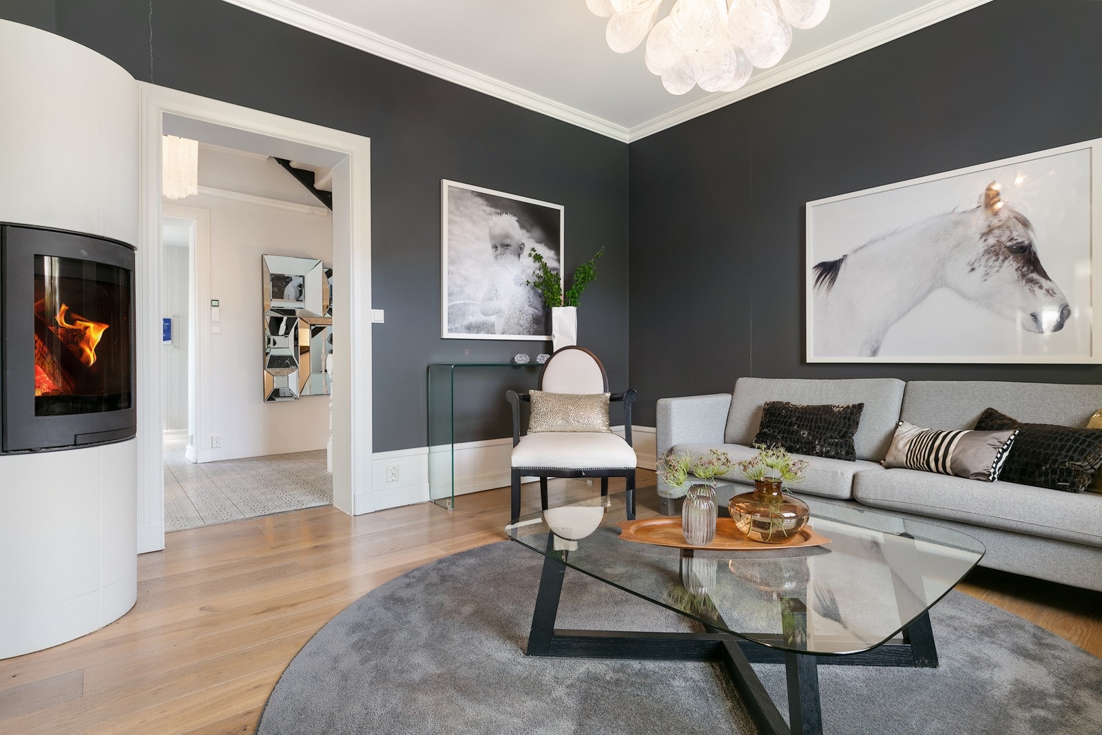 Stue 1 er malt i en mørk gråtone som gir et stilrent og delikat utrykk Galleribilde